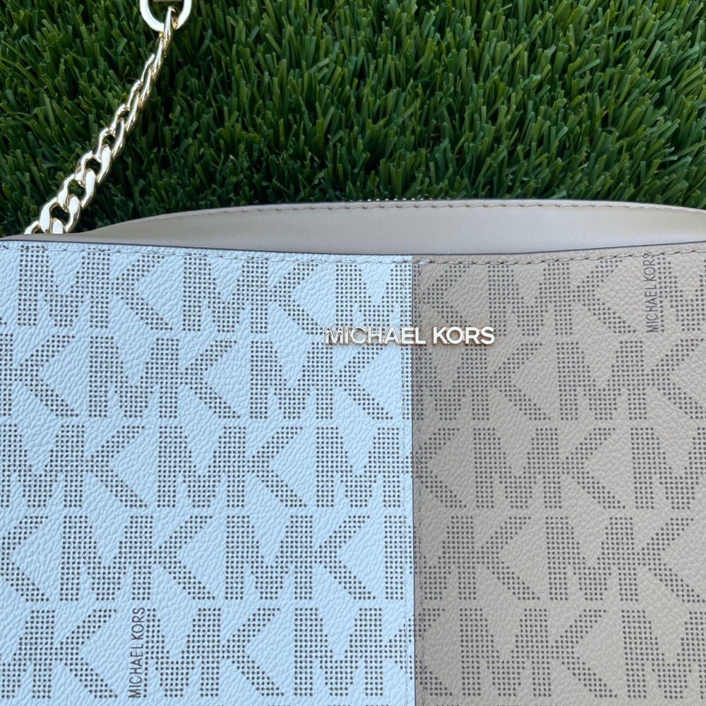 MICHAEL KORS crossbody monogram bag.